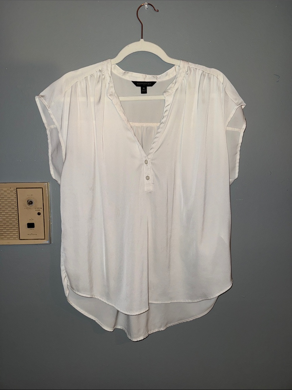 Banana Republic White Pleated V-Neck Cap Sleeve Blouse